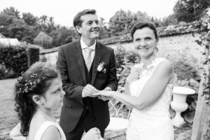 Photo d'un marié passant l'alliance au doigt de sa femme