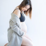Portrait d'une femme enceinte en studio
