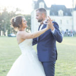 Photo de mariés qui dansent au château de Noirbreuil