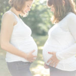 Photo de deux soeurs enceintes