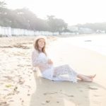 Photo d'une femme enceinte allongée sur le sable