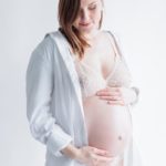 Photo d'une femme enceinte prise en studio