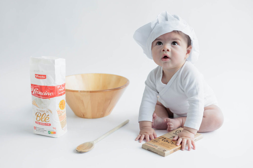 Photo d'un bébé déguisé en pâtissier
