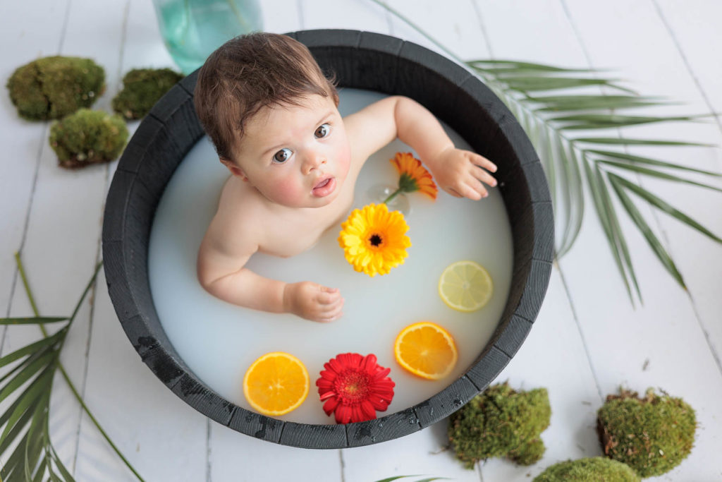 Photo d'un bébé dans son bain de lait