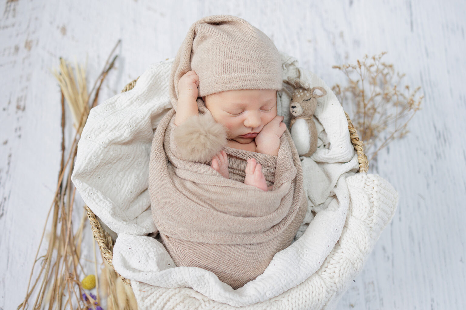 Photo d'un bébé qui dort dans un panier
