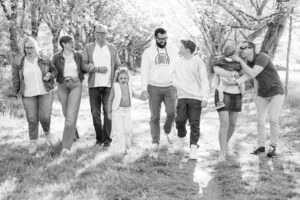 Photo d'une famille qui marche et rit ensemble