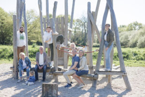 Photo d'une grande famille sur des jeux extérieurs en bois