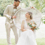 Portrait de mariés avec un fauteuil Emmanuelle