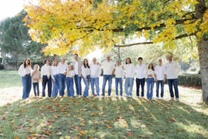 Photo d'une grande famille sous un arbre en automne