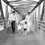 Photo d'une famille sur un pont en métal à Nantes