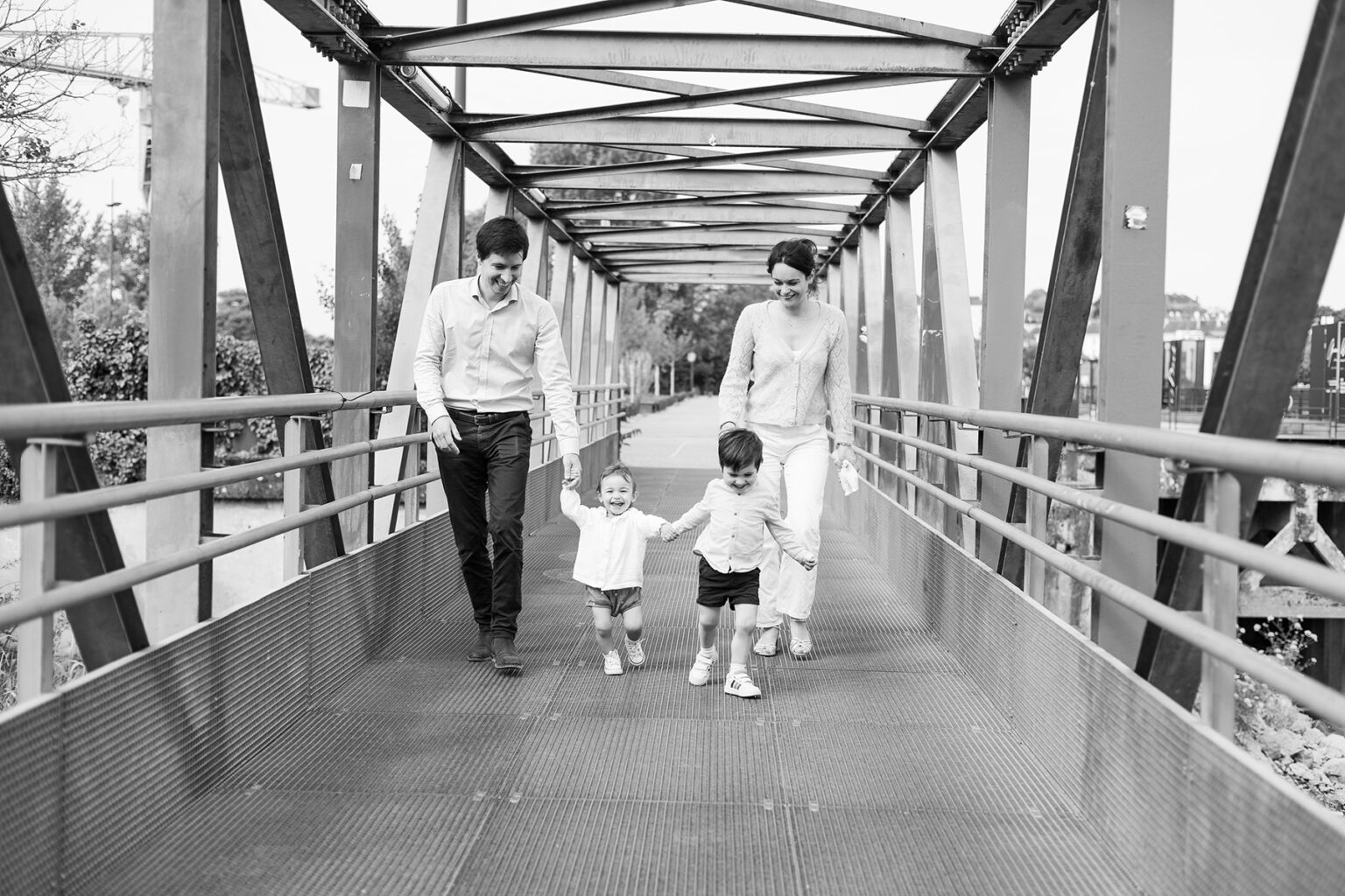 Photo d'une famille sur un pont en métal à Nantes