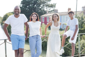 Portrait d'une famille en extérieur au Pellerin